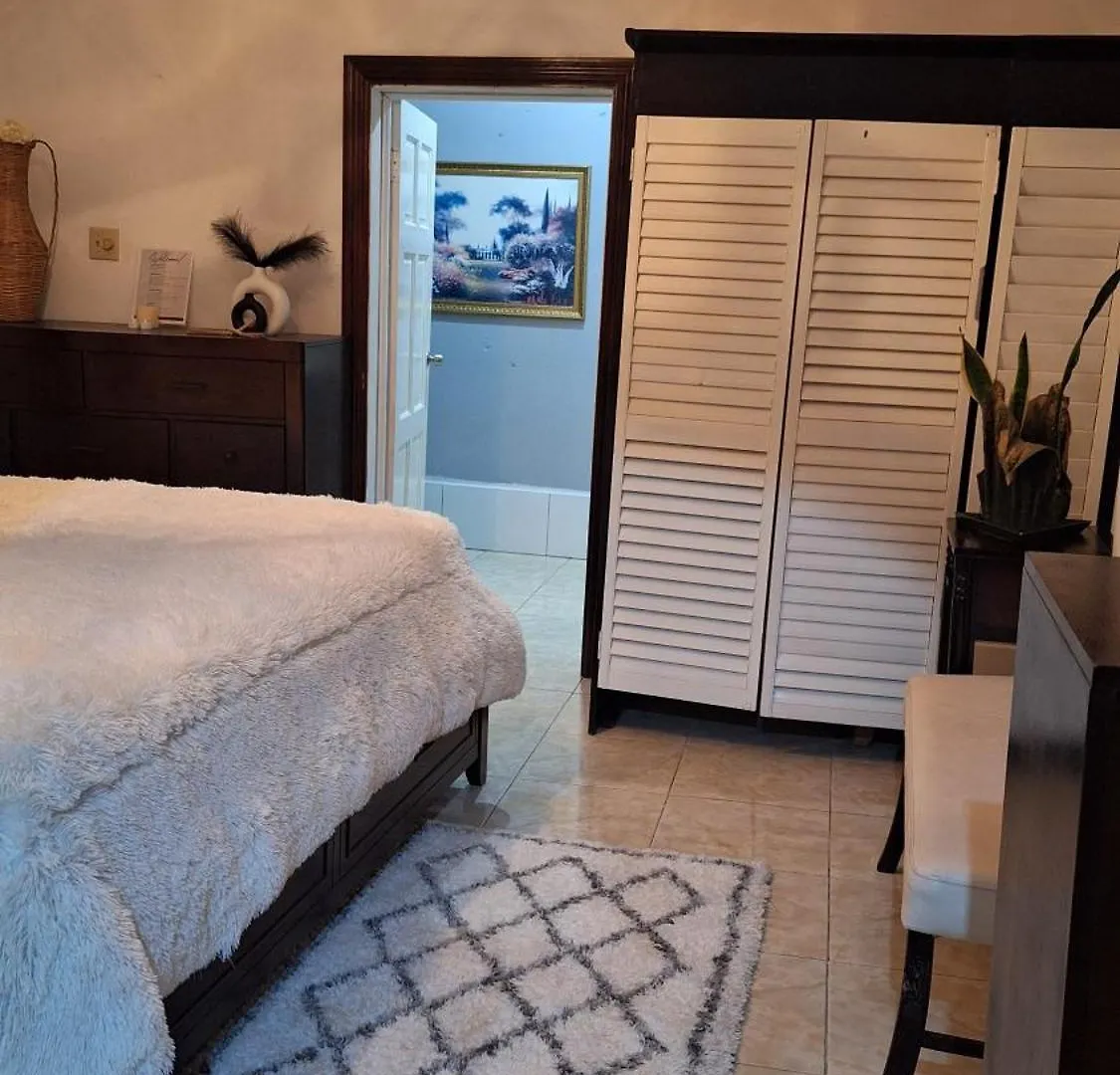 Mandeville Hideaway 0*,